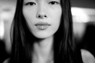 模特孙菲菲资料,时尚界的璀璨明珠，中国超模的优雅典范